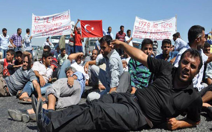 Topraksız köylüler yolu kapattı