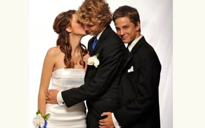 Gelin ile damadın ardındakine bakın