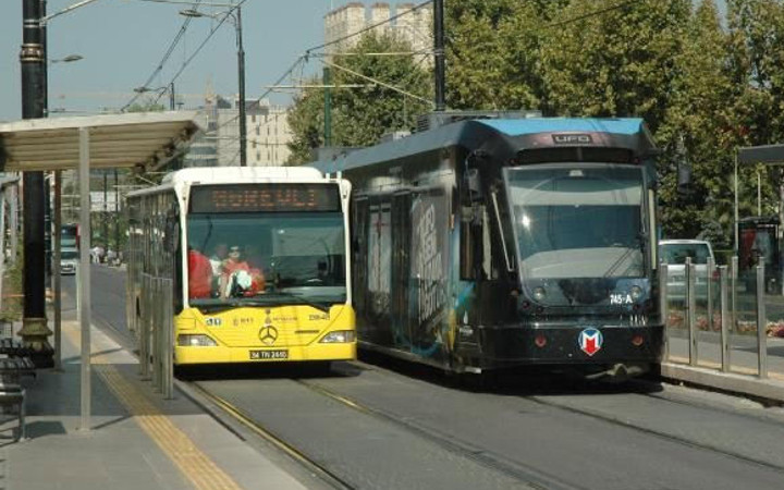 Otobüsler tramvay yoluna indi