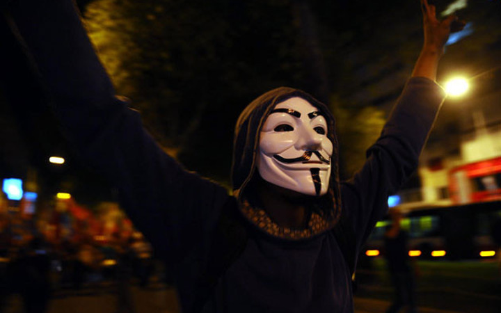 İzmir'de izinsiz yürüyüşe polis müdahalesi