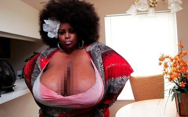 Göğüsleriyle masaj yapan kadın