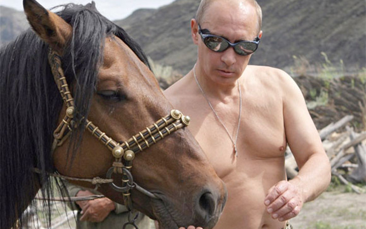 Putin niye sürekli soyunuyor?