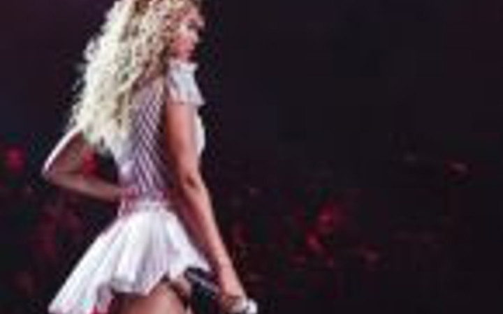 Beyonce sahnede tacize uğradı!