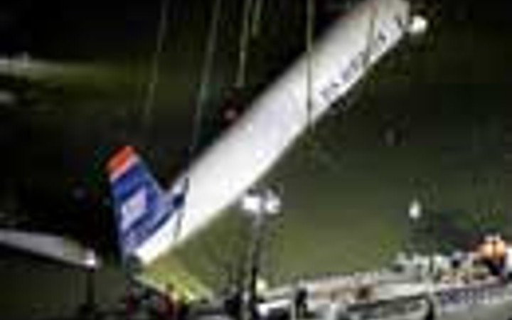 Nehirden uçak çıkarıldı