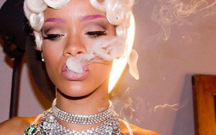 Rihanna kaşlarını pembeye boyadı