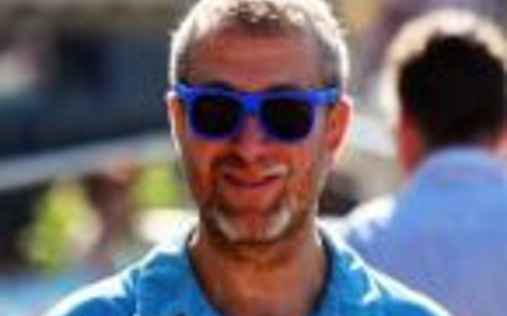 İlgiden bunalınca Yunanistan'a kaçtı