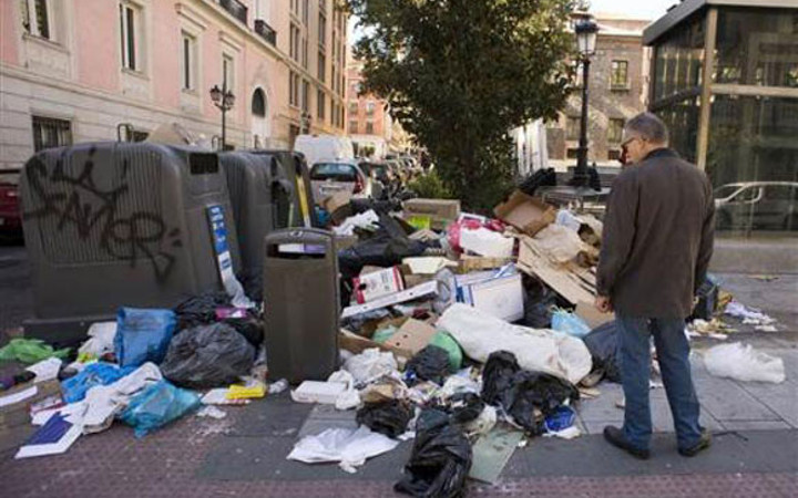Madrid sokaklarında çöpler dağ gibi büyüyor