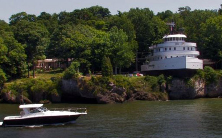 90 yıllık kargo gemisi şimdi ev oldu!