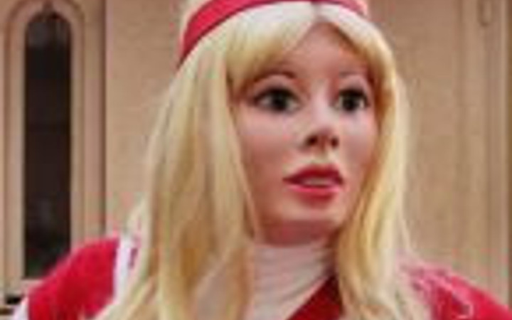 Oyuncak bebeğin içinde yaşayan erkekler