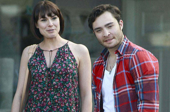 Gossip Girl'ün Chuck Bass'i çapkınlık turunda yakalandı!