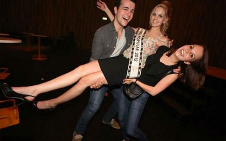 Bu fotoğraflara iki kere bakın