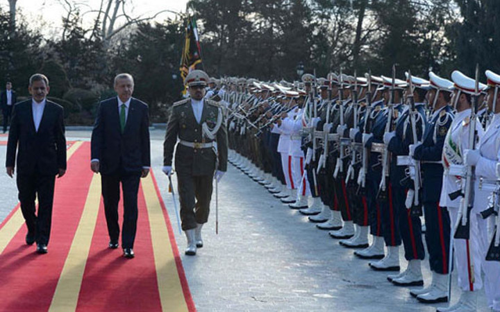 Başbakan Erdoğan İran'da askeri törenle karşılandı
