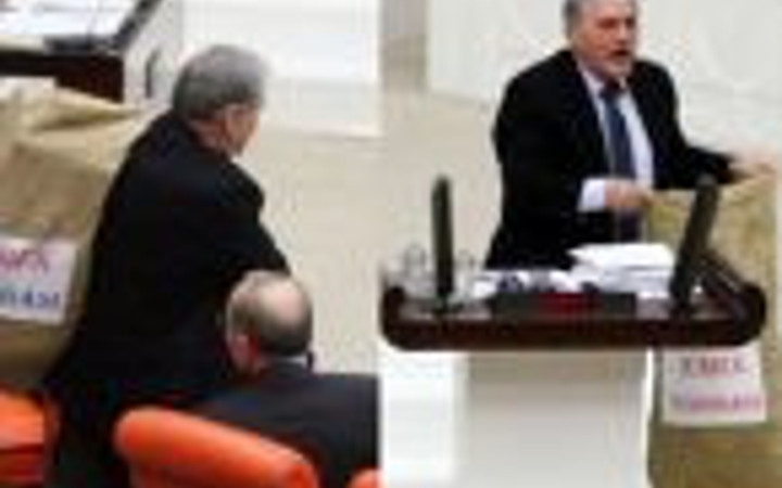 CHP'li Çelebi Meclis'e çuvalla geldi