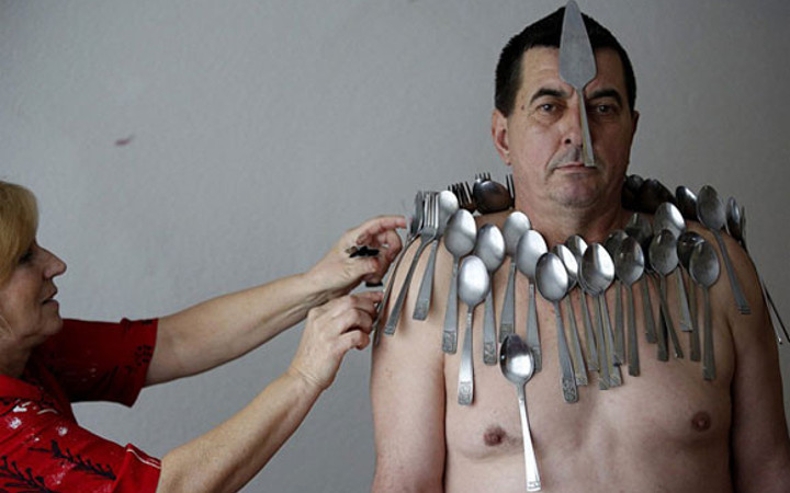 Mıknatıs adam görenleri şaşkına çeviriyor!