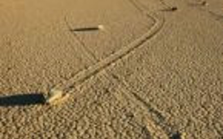 Ölüm Vadisi'nde yürüyen taşlar