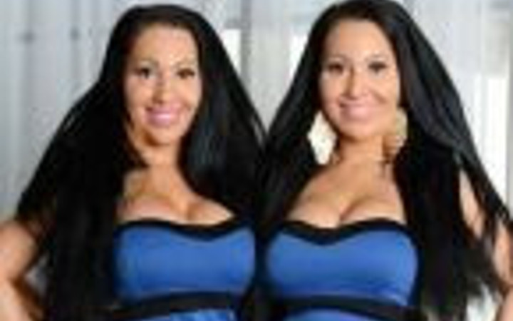 Estetik bağımlısı ikiz kardeşler