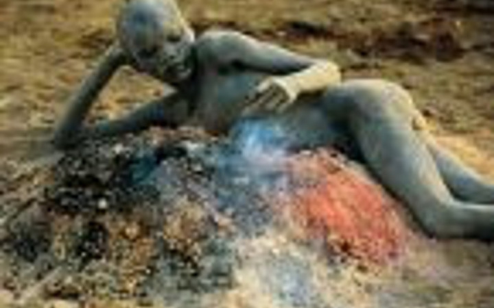 İnek idrarı ile her gün duş alıyorlar! Geleneğe bakın