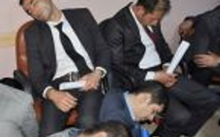 Oyların üzerinde uyuyan Türkiye