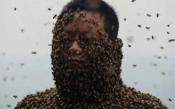 Vücudunu tam 50 bin arıyla kapladı