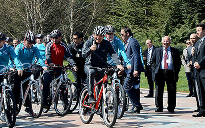 Cumhurbaşkanı Gül'ün Köşk'te bisiklet keyfi