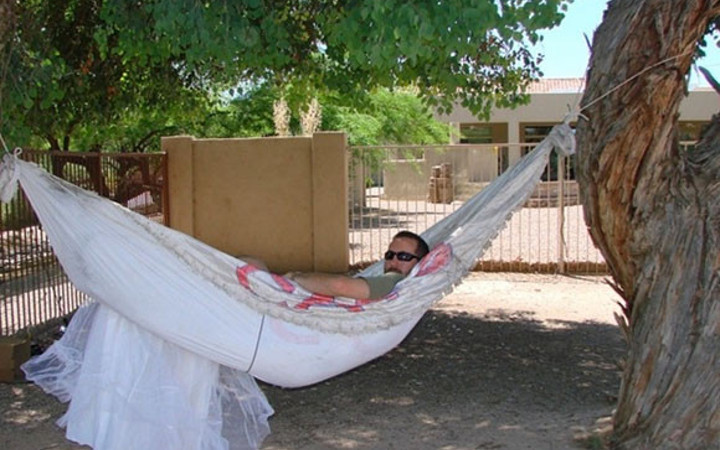 Eski karısının gelinliğine yapmadığını bırakmadı