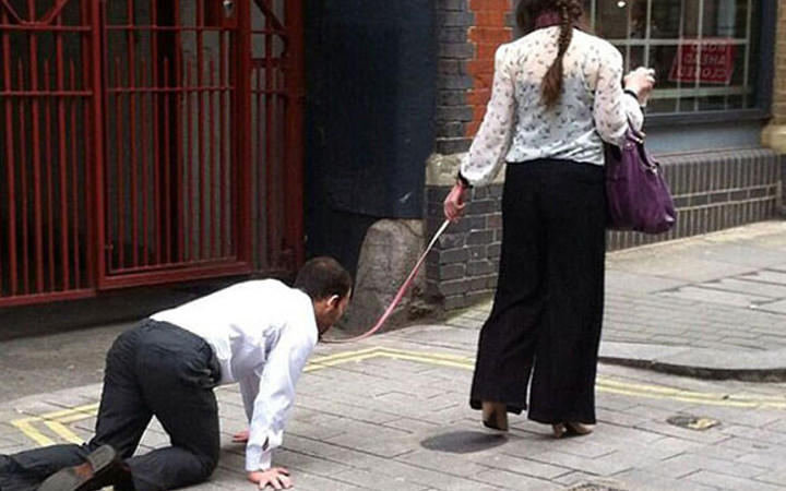 Sokakta 'tasmalı adam' bilmecesi