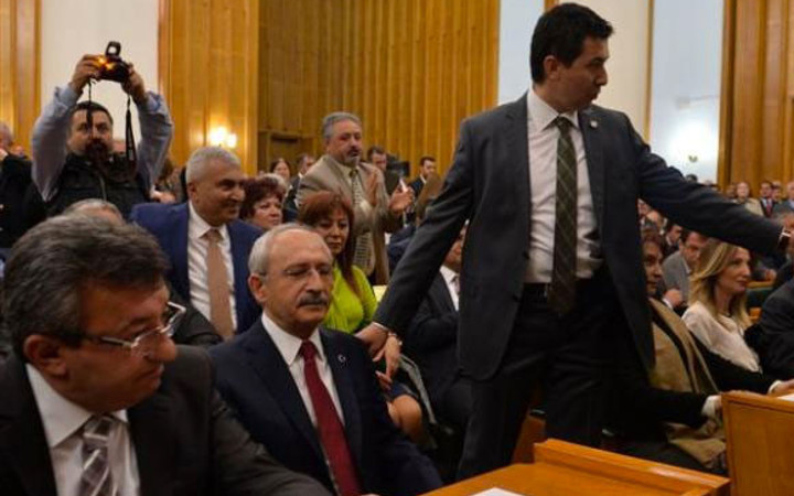 Kemal Kılıçdaroğlu grup toplantısına böyle geldi