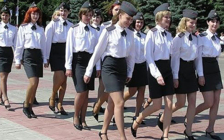 Rus kadın polisler yazı getirdi