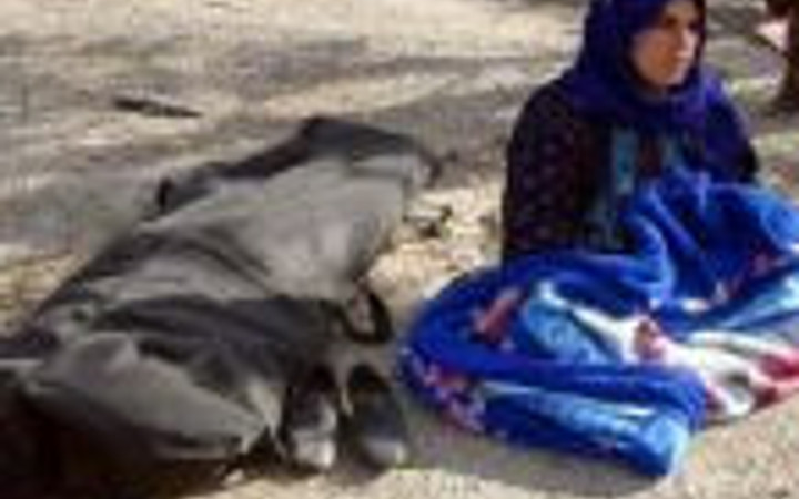 Kocasının cesedinin başından ayrılmadı