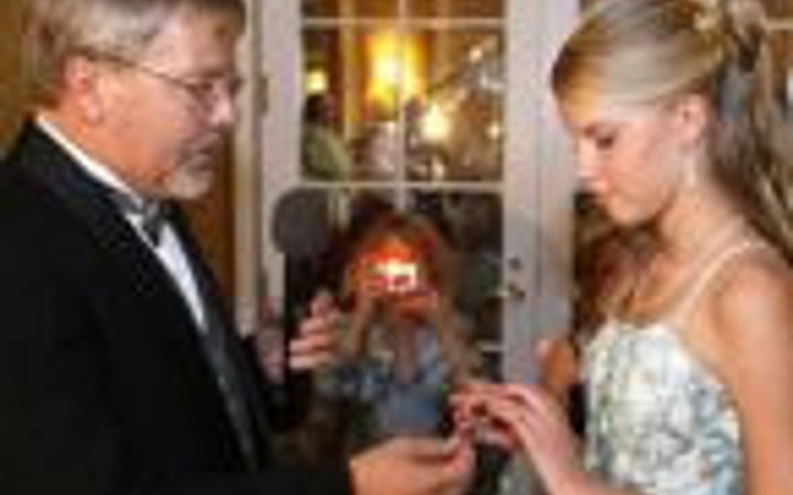 Küçük yaştaki kızlar bekaret yemini ediyor