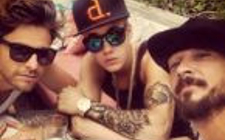 16 milyon kişi onun peşinde