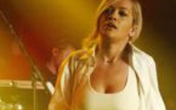 Ünlü şarkıcı sahnede soyundu