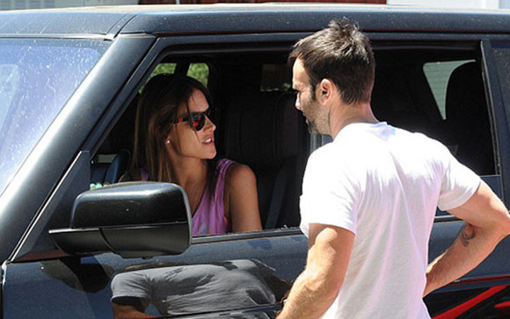 Ünlü model çiçekçide kameralara yakalandı