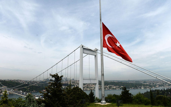 Bayraklar böyle yarıya indirildi