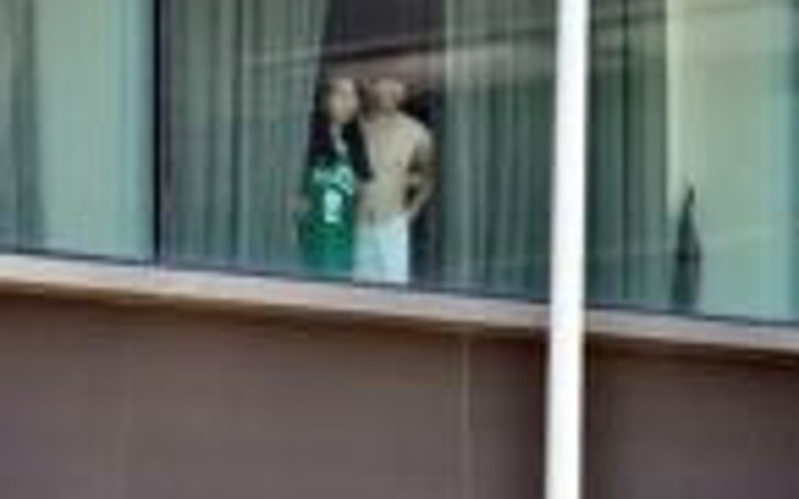 Çıplak turist Başbakan'ı böyle izledi