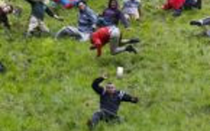 Peynirin peşinden yuvarlandılar