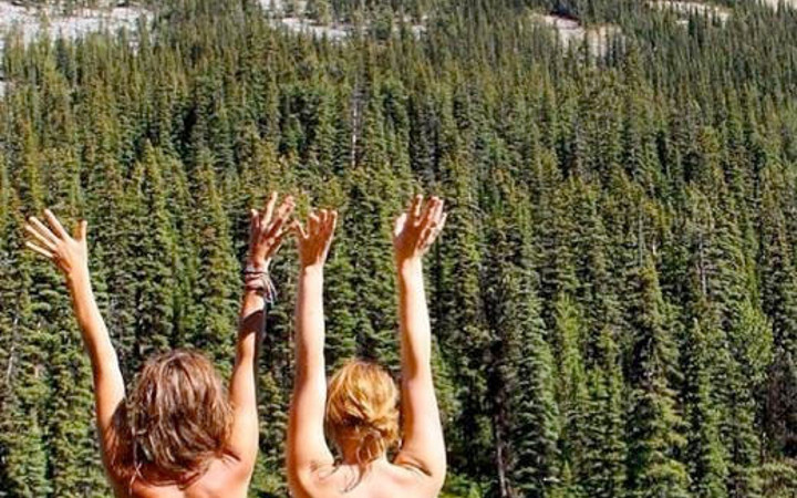 Üstsüz pozlar sosyal medyada bir anda yayıldı!