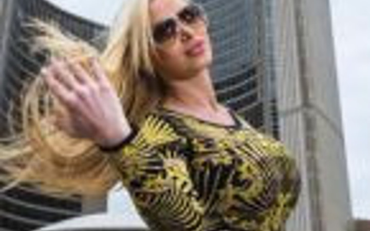 Ünlü yıldız belediye başkanlığına soyundu