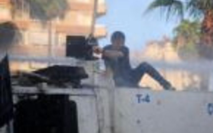 Protestocu TOMA'nın üstüne çıkınca...