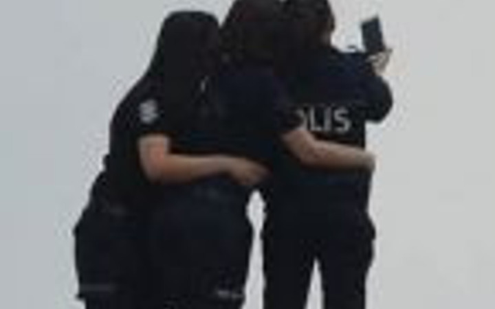 3 kadın polisi yakan fotoğraf