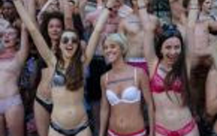 Bankaların kesintilerine çıplak protesto