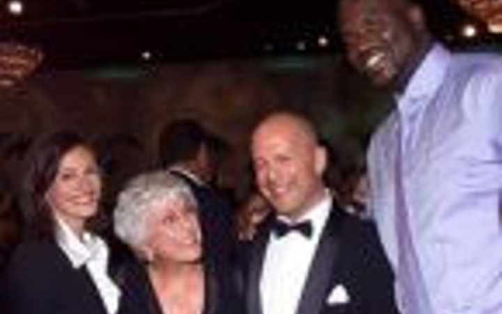 Dev adamın yanında herkes ufacık kalıyor