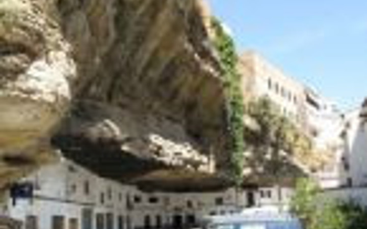 Dev kaya kütlesinin altında yaşıyorlar! 