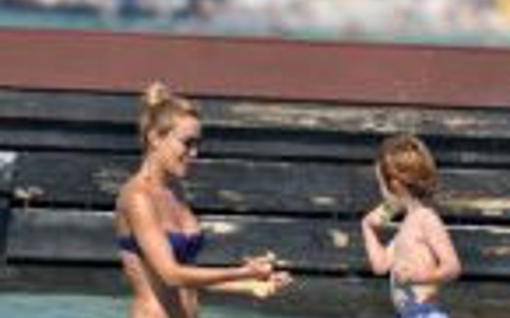 Gamze Özçelik,oğlu ve sevgilisiyle Çeşme'de!