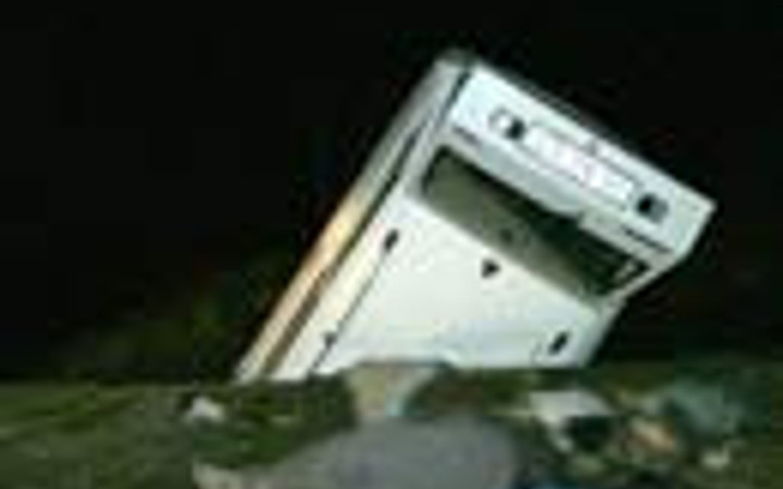 Çöken yol otomobili yuttu