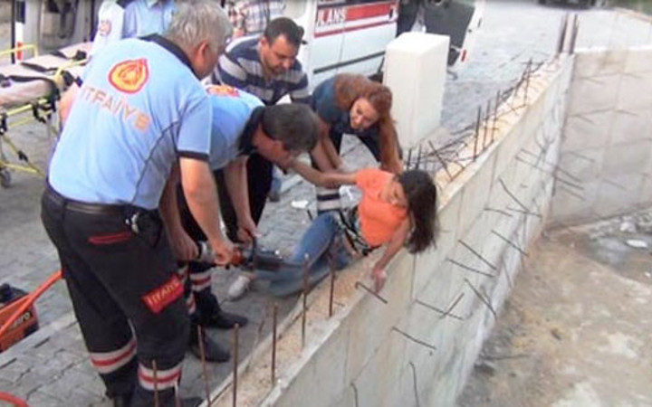 Bacağına demir saplandı! 