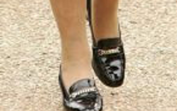 Kraliçe 50 yıldır aynı ayakkabıyı giyiyor