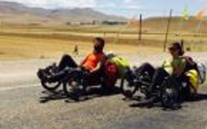 Bu çift ilginç ulaşım şekliyle dünya turunda...