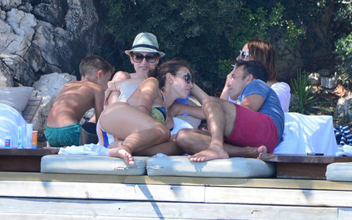 Emina Mustafa'yı öpücüklere boğdu...