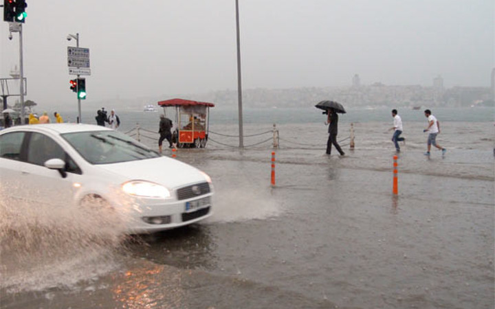 Üsküdar'da denizle yol fırtınayla birleşti